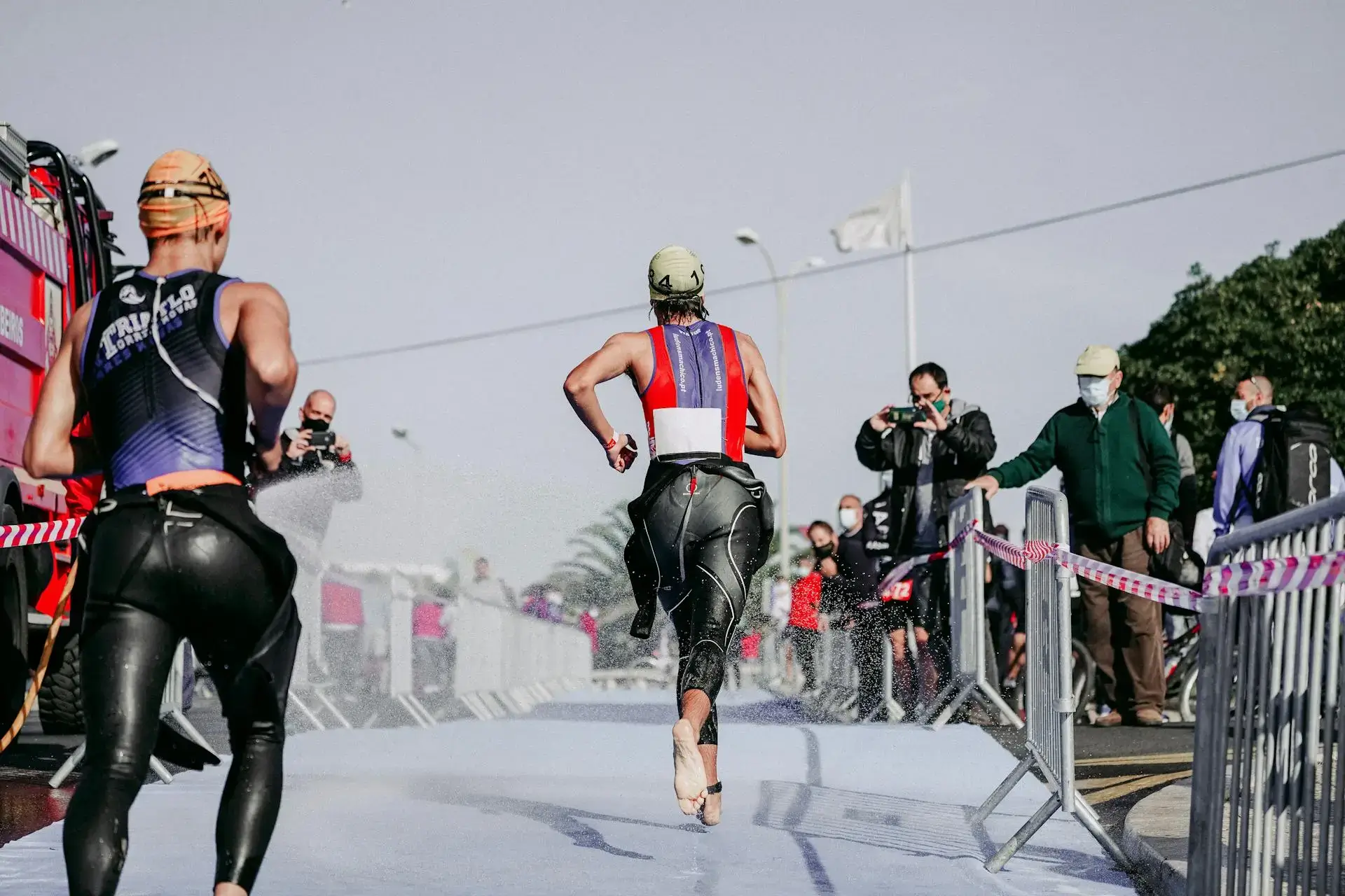 triathlon distances guide featured image of runners doing lap